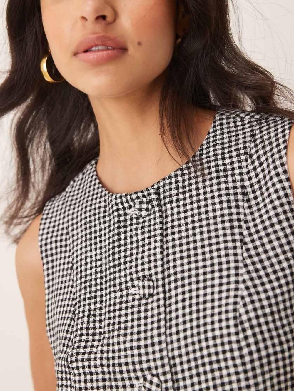 Abercrombie & Fitch linen mix high neck cropped vest top in black gingham - Picture 2 of 7